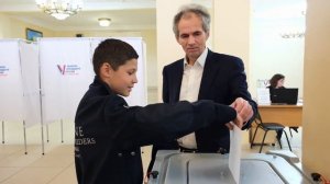Евгений Серёгин вместе с внуком Михаилом проголосовал на выборах Президента РФ