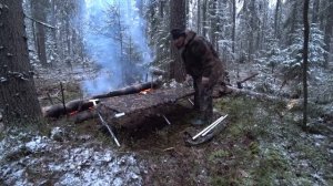 Делаю ночлег среди медведей и волков, ночую в тайге у нодьи. Ищу заброшенную избу, что-то нашел.