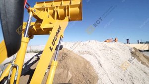 Китайский фронтальный погрузчик LUGONG LG938 в работе