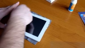 Наклеиваем защитную пленку на экран планшета