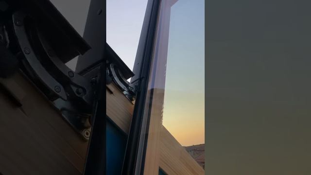 Мансардное окно Velux, модель GZL с верхней ручкой открывания.