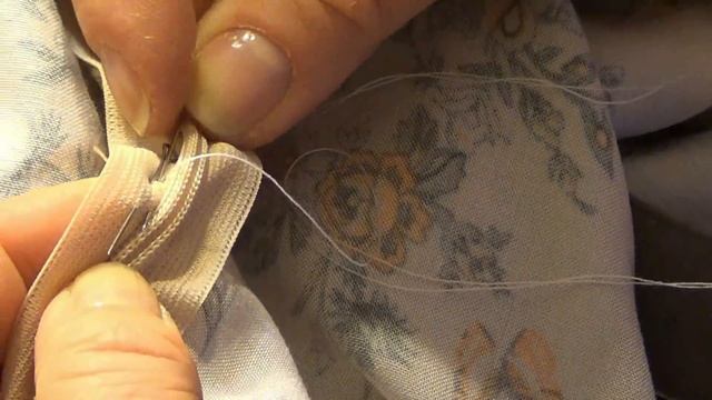 Втачиваем потайную молнию в боковой шов изделия смотреть онлайн