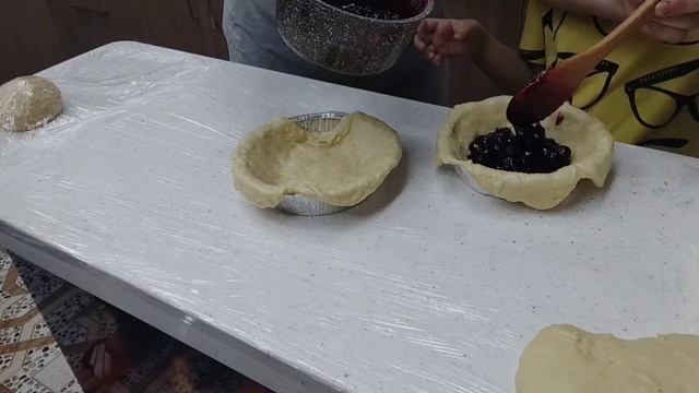 Пирог с сочной ? начинкой. Мы с моей Малышкой печём пирог.