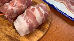 Рулетики из свинины запеченные с беконом.
