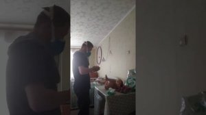 Как мужчины меняют памперс ребенку