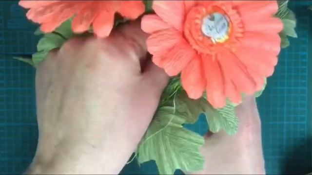 Сборка композиции // Как собрать в букет подготовленные цветы герберы и листья // Мастер-класс смотреть онлайн