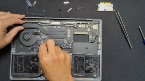 【中式生活】DIY MacBook Pro (型號 A1708) 電池與系統風扇更換全記錄 | 簡單易懂的教程