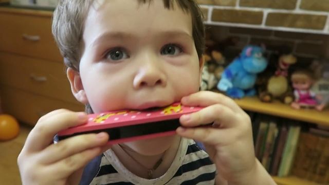 Ребёнок играет на губной гармошке Child playing harmonica смотреть онлайн