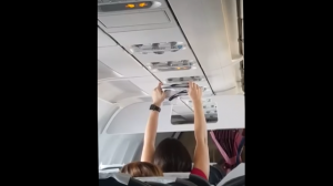 Женщина сушит трусы в самолете 