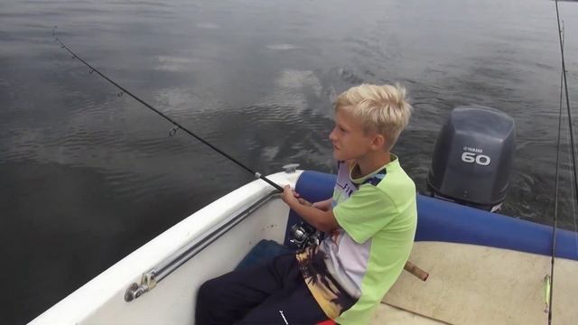 Щука в отвес на Волге, немного троллинга. Жерех. смотреть онлайн