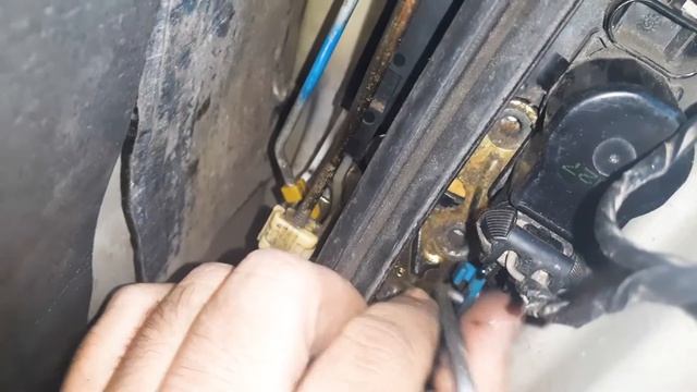 Замена актуатора замка в двери в Лачетти