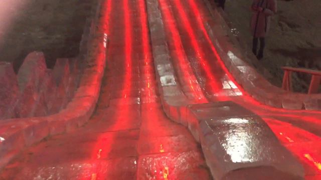 Съезжаем со светящейся горки ,страшно аж голос дрожит 👍😂 смотреть онлайн