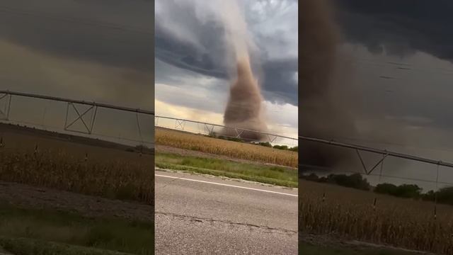 ⚡️Мощный смерч засняли возле Раш-Сентера, Канзас, США.