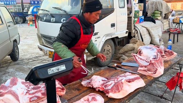 老孟農村大集賣豬肉,大早上被犟種惹生氣了,買賣沒辦法乾了一直發牢騷!【老孟立福vlog】