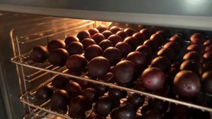 Сушка слив натуральным способом в домашних условиях  #чернослив  #сушимсливу