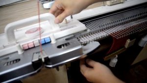 Круглая горловина частичным вязанием на вязальной машине Round neck with partial knitting