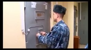 Фонтанчик с чёрным дельфином