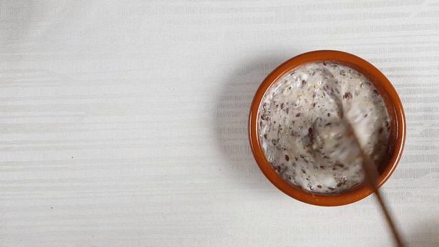 معجزة بذور الكتان تزيل جلد الشيخوخة لبشرة أكثر شبابًا! علاج الانتفاخات والتجاعيد تحت العين والوجه