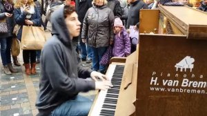 ПАРЕНЬ КРУТО ИГРАЕТ НА ПИАНИНО НА УЛИЦЕ