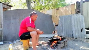 Чуть не опалился. Готовлю завтрак на костре