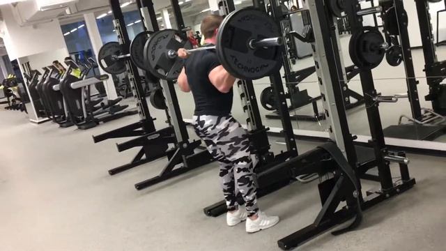 Выпады со штангой . смотреть онлайн