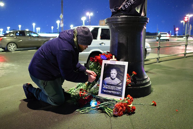 В Петербурге люди несут цветы к месту гибели Владлена Татарского / События на ТВЦ