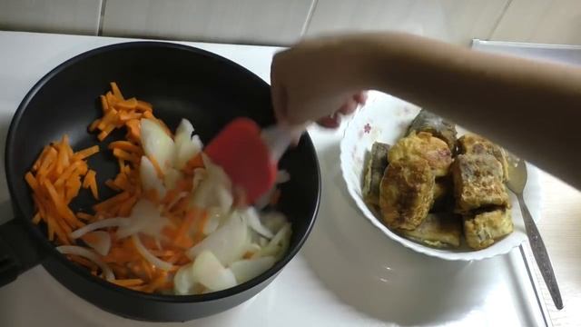 Хек с овощами тушенный в томатном соусе//Как вкусно приготовить рыбу//Рыба в томате//Вкусная рыбка