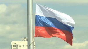 Церемония открытия 50-метрового флагштока и поднятие государственного флага РФ в парке Победы