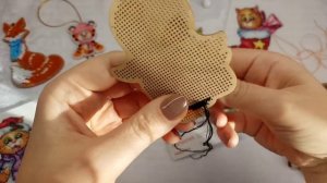 Вышивка и Закрепки на деревянной основе крестиком и бисером.