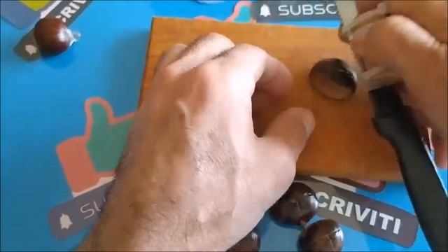 Tagliare le castagne in 2 minuti con un tappo di sughero: il trucchetto per preparare le caldarrost смотреть онлайн