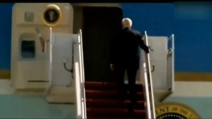 Падение/полёт/ Байдена на трапе самолёта....ПРИКОЛ