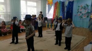 Танец мальчишек с шляпами