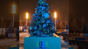 На Главной аллее ВДНХ 
уже украсили ели к Новому году! 
Всего представлено 89 деревьев.