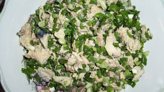 салат с рисом и скумбрией копченой. салат с копченой скумбрией с рисом и яйцом классический. салат из консервы скумбрия. салат с копченой скумбрией слоеный. салат с копченой рыбой слоями.