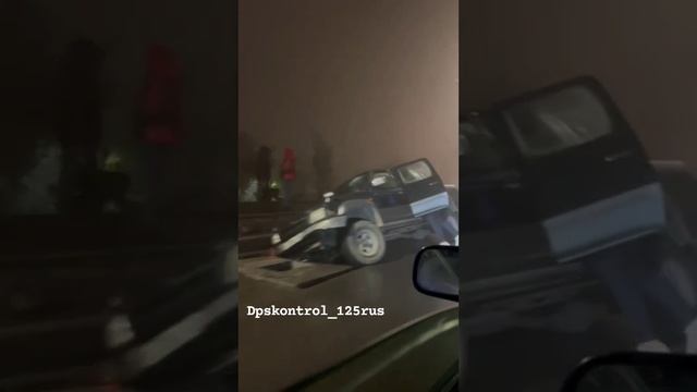 Внедорожник провалился в яму во Владивостоке