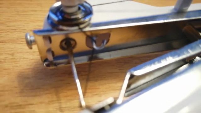 Как заправить нитку в Handy stich смотреть онлайн