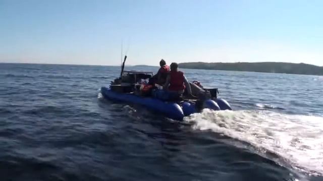 Моторный катамаран "Мастеркат К-50" на воде