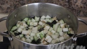 Салат из жареных баклажанов с помидорами и огурцами