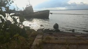 Подъём и утилизация затонувшего судна. Работа многотонной лебёдки с несколькими тросами.