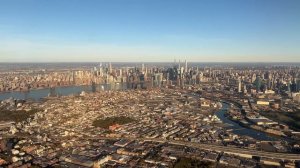 STUNNING view of New York City Skyline before LaGuardia Airport landing