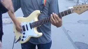 играет на гитаре. прикольно