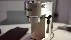 Готовим эспрессо в рожковой кофеварке Delonghi EC 685 Dedica | Кофемолка Sencor SCG 6050SS
