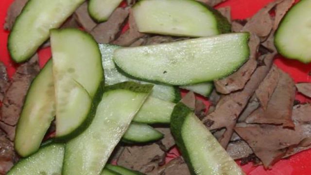 Салат с отварным свиным сердцем и перцем