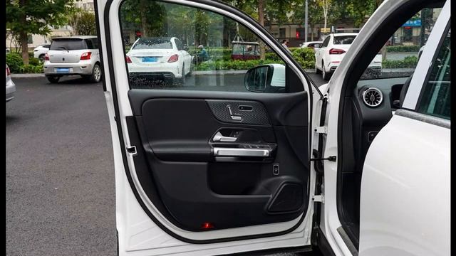 New Mercedes Benz GLB 220 (2024) 2.0L SUV 7-seats смотреть онлайн