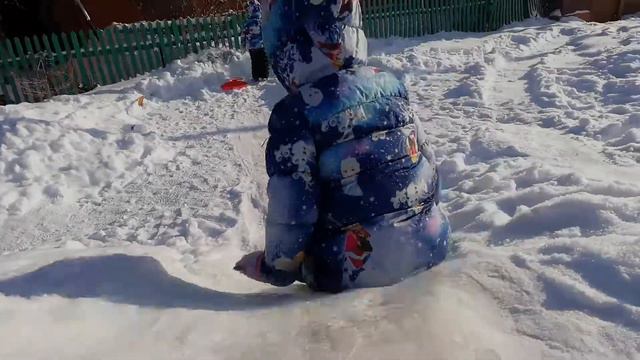 Дети катаются с горки.Русская зима.Видео для детей/Children ride a roller coasterVideos for childre смотреть онлайн
