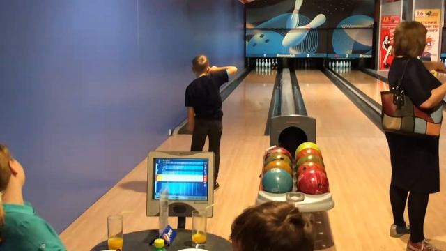 Вадим и компания. Играем в боулинг  bowling