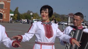 Йошкар-Ола. Ансамбль Эр У:жара с песней   "Мураш шонен толынна да"