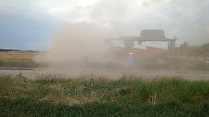 Комбайн Торум 740 на уборке урожая сельскохозяйственных культур.