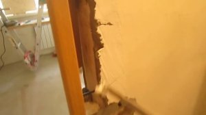 Работа в квартире нового дома (заполнить монтажной пеной шов дверной коробки)