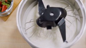 Adler AD 4222 360° rotating mixer with bowl